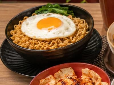 Indomie telur dan basreng chili oil