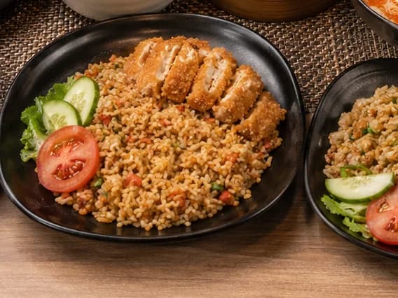 Nasi goreng dengan ayam crispy